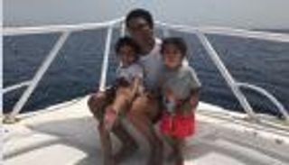 بالصور.. آسر ياسين مع طفليه: أنا القبطان