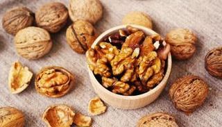 حفنة من الجوز يوميا تحمي من أمراض خطيرة