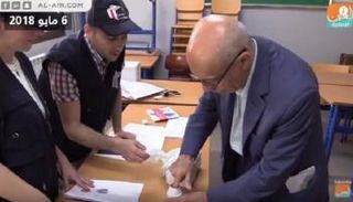 ناخب لبناني يدلي بصوته في الانتخابات