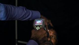 فحص عيون رجل