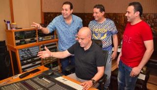 المطرب المصري حكيم أثناء تسجيل الأغنيات