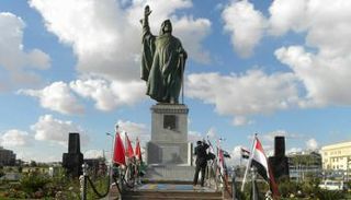 تمثال الشيخ زايد بن سلطان رحمه الله يزين مدخل المدينة التي تحمل اسمه