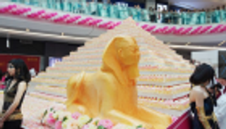 بالصور.. "الهرم وأبو الهول" كعكة ضخمة في مركز تسوق صيني