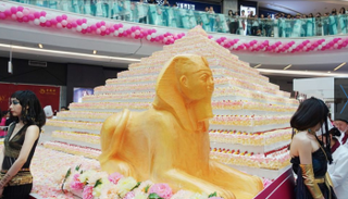 كعكة ضخمة على هيئة أحد أهرامات الجيزة وأبو الهول