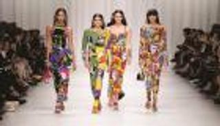 اكتشفي خبايا فيرساتشي في مجموعة ربيع وصيف 2018 