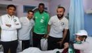 لفتة إنسانية من لاعبي المنتخب السعودي بمعسكر إسبانيا