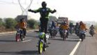 بالفيديو.. 10 أرقام قياسية طريفة بطلتها الدراجة النارية