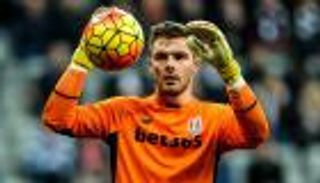 حارس ستوك سيتي ينتقد التعاقدات "الهزلية" بعد هبوط فريقه