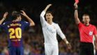 أخطاء التحكيم تتصدر الصحف الإسبانية بعد الكلاسيكو