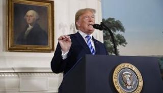 ترامب أثناء إعلان الانسحاب من الاتفاق النووي الإيراني