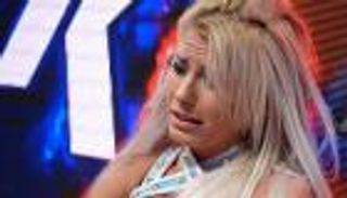 أليكسا بليس تتعرض لإصابة في الكتف