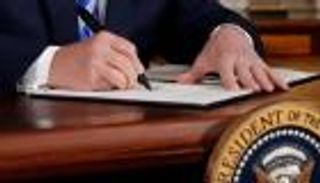 إيران تبيع النفط في السوق السوداء بعد استئناف العقوبات