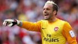 حارس أرسنال السابق يشارك في قرعة مسابقات الموسم الجديد بالإمارات