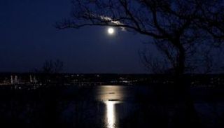 القمر المكتمل قد يؤثر على نومك 