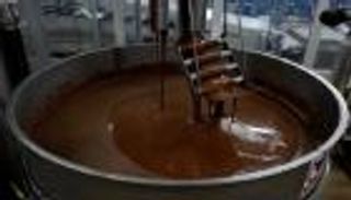 بالفيديو..طريق سريع بالشوكولاتة.. ماذا فعلت شرطة بولندا لإنقاذ سائقي السيارات؟ 