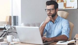 الجلوس في وضع مستقيم يحميك من آلام الظهر والرقبة ويشعرك بالسعادة