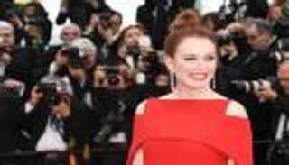 بالفيديو.. سباق للأناقة ونجمات يرقصن على سجادة "كان" الحمراء