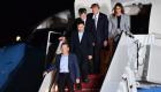 ترامب يستقبل 3 أمريكيين أطلقت كوريا الشمالية سراحهم