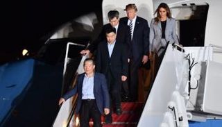 دونالد ترامب وزوجته ميلانيا ونائبه مايك بنس يستقبلون الرهائن المفرج عنهم 