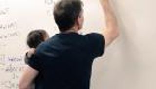 أستاذ جامعي يحمل رضيع إحدى طالباته: ليست المرة الأولى