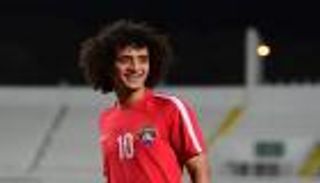 عموري يهدي جائزة أفضل لاعب إماراتي لزملائه في العين