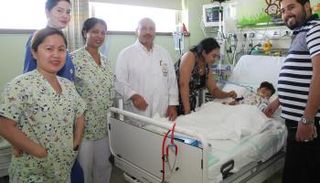 الطاقم الطبي بجوار الطفل بعد إجراء الجراحة