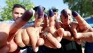 خبراء عراقيون: العبادي الأقرب للفوز و"الحشد" أداة إيران بالانتخابات