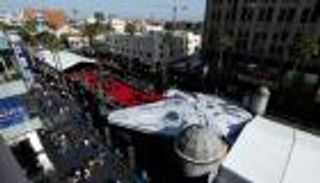 مركبة فضائية تحلّق فوق شوارع هوليوود.. ما السر؟