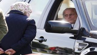 الأمير فيليب يقود سيارة متوجها لحضور عرض للخيل