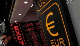 لوحة تبين أسعار صرف العملات الأجنبية مقابل الليرة التركية في إسطنبول