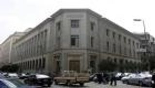 مودعو البنوك في مصر يترقبون قرار المركزي الخميس المقبل