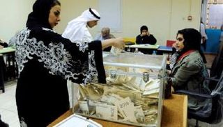 الناخبون الكويتيون يدلون بأصواتهم في الانتخابات - أرشيفية
