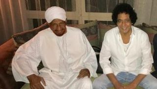 محمد منير مع الصادق المهدي