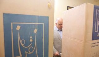 العبادي خلال الدلاء بصوته في الانتخابات