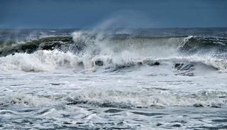 ارتفاع الموج من 4 - 6 يصل إلى 7 أقدام - أرشيفية