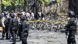 انتشار الأمن الإندونيسي في مواقع الهجمات- أ.ف.ب