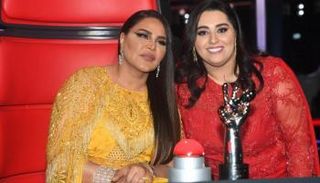 المطربة الإماراتية أحلام مع المتسابقة العراقية دموع تحسين