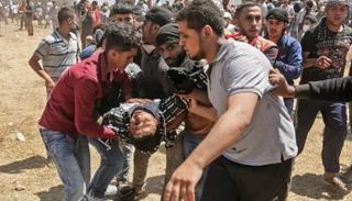 فلسطينيون يحملون جثة شهيد