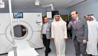 الشيخ منصور بن زايد يزور مستشفى أم القيوين 