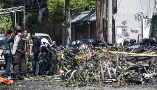 انتشار الشرطة الإندونيسية في موقع الهجوم- أ.ف.ب