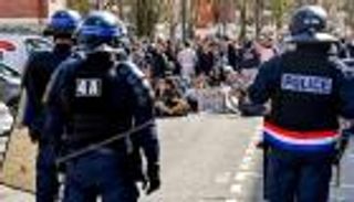 رئيس جامعة بفرنسا يستعين بالشرطة لإخلائها من طلاب محتجين