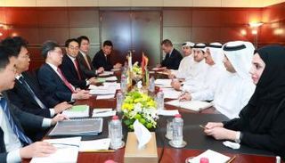 وزير الاقتصاد الإماراتي خلال لقاء وزير التجارة في كوريا الجنوبية  
