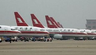 طائرة صينية تهبط اضطراريا بسبب انفصال زجاج قمرة القيادة