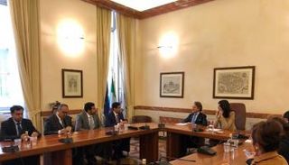 اجتماع وفد الشارقة مع عمدة مدينة تورينو 