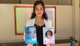 يسرا مارديني تلتقط صورة مع سيرتها الذاتية الجديدة