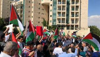 جانب من مظاهرة الفلسطينيين قبالة السفارة الأمريكية