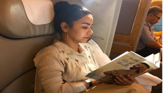 شيرين تقرأ في كتاب "تأملات في السعادة والإيجابية"