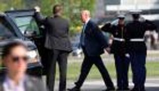 ترامب يزور ميلانيا في المستشفى بعد جراحة في الكلى