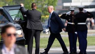 ترامب يزور ميلانيا في المستشفى بعد جراحة في الكلى