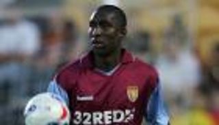 وفاة جلويد صامويل لاعب أستون فيلا السابق في حادث سير